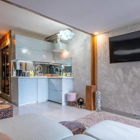 Lognan- New In The Center - By Cozee *